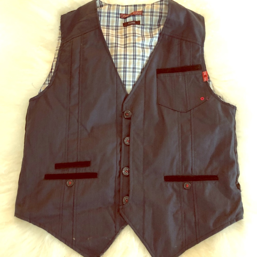 Men’s xl vest with fab detail